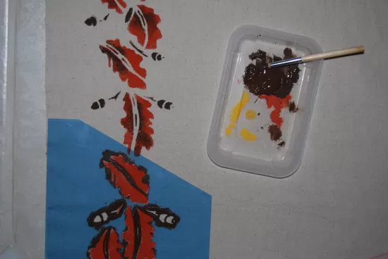 Stenciling an oak leaf design onto canvas